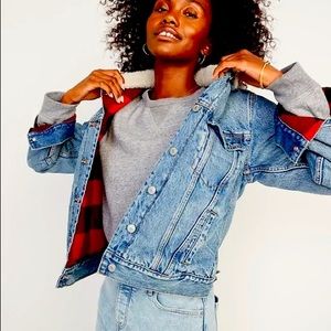 Jean jacket with plaid lining and fur collar